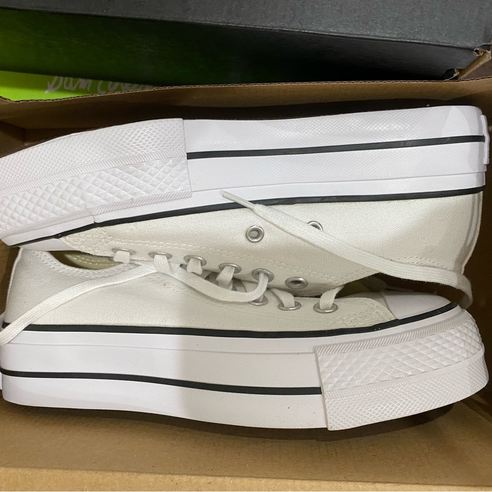 Chuck Taylor All Star Lift Platform Canvas Low Top (size 5.5)